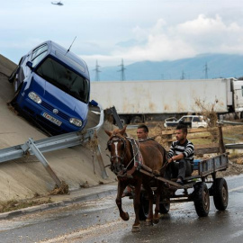 Un vehículo resultó dañado al lado de la carretera de circunvalación, cerca del pueblo de Stajkovci, en Skopje, capital de la ex República Yugoslava de Macedonia. EFE/Georgi Licovski