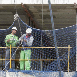 En la imagen, varios trabajadores de la construcción. EFE/Archivo