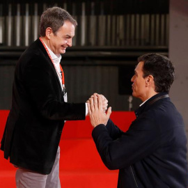 El expresidente del Gobierno, José Luis Rodríguez Zapatero (i9, junto al secretario general, Pedro Sánchez, durante la inauguración de la Escuela Buen Gobierno Jaime Vera del PSOE, esta tarde en Madrid. EFE/Juan Carlos Hidalgo