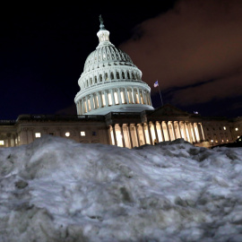 El capitolio de Washington es visto en segundo plano, tras un monticulo de nieve. REUTERS/Yuri Gripas