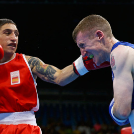 Samuel Carmona golpea a Barnes durante la pelea. REUTERS/Peter Cziborra