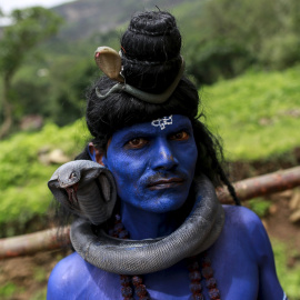 Un devoto viste como el dios indú Shiva mientras espera para participar en el festival "Kumbh Mela", en Trimbakeshwar (India). REUTERS/Danish Siddiqui