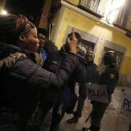 Policías antidisturbios en la calle Mesón de Paredes con la calle del Oso, en el barrio de Lavapiés de Madrid. | JAVIER LIZÓN (EFE)