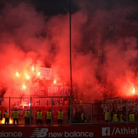 Ultras del Olympique de Marsella en el estadio San Mames durante el partido de Europa League contra el Athletic de Bilbao. / Reuters