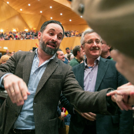 El presidente de Vox, Santiago Abascal  y el fundador del partido, Jose Antonio Ortega Lara, saludan a simpatizantes en el Auditorio de Zaragoza - EFE/Javier Cebollada