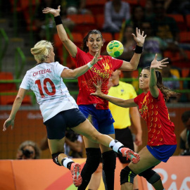 Elisabeth Chávez (c) y Lara González (d) disputan el balón con Stine Bredal Oftedal. EFE/FERNANDO BIZERRA JR