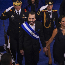El Presidente de El Salvador, Nayib Bukele, abandona la sesión plenaria de la Asamblea Legislativa con su pareja, Gabriela de Bukele.