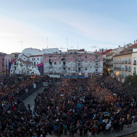 Concentración en la plaza de Nelson Mandela, en el barrio madrileño de Lavapiés, para protestar por la muerte del mantero senegalés Mmame Mbage. EFE/Rodrigo Jiménez