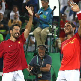 El tenista español Rafael Nadal y su compañero Marc López celebran su victoria ante los argentinos Juan Martín Del Potro y Máximo Gónzalez./ EFE