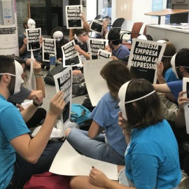 Activistes del Tsunami Democràtic ocupen una oficina de CaixaBank al barri de Gràcia, Barcelona. @tsunami_dem