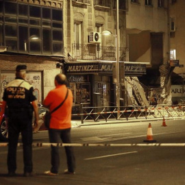 La Policía Municipal acordona la zona junto al número 1 de la calle Amalia, en el madrileño distrito de Tetuán./ EFE