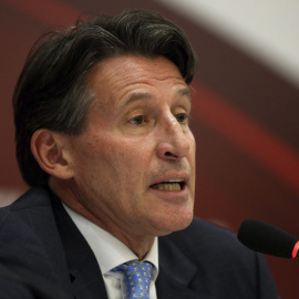 El mediofondista Sebastián Coe interviene en el congreso en el que ha sido elegido nuevo presidente de la IAAF. EFE