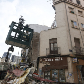 Una grúa junto al edificio semiderruido situado en la confluencia de las calles Bravo Murillo y Amalia, en el distrito de Tetuán de Madrid. EFE/Fernando Alvarado
