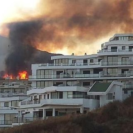 Imagen de las llamas en la urbanización Riviera del Sol. / @Ashley_JG