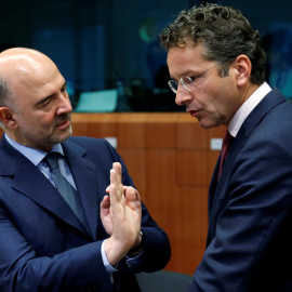 El Comisario europeo de Asuntos Económicos y Financieros, Fiscalidad y Aduanas en la Comisión Juncker Pierre Moscovici , habla con el ministro de Finanzas holandés y presidente del Eurogrupo, Jeroen Dijsselbloem ( El ) durante una reunión d