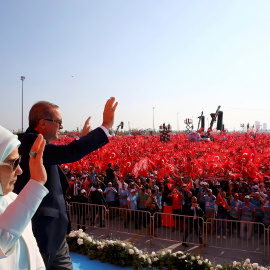 El presidente de Turquía, Erdogan, junto a su mujer durante la fiesta de la Democracia y Mártires de la reunión este domingo, para celebrar junto a los turcos el fallido golpe de estado del mes pasado/REUTERS