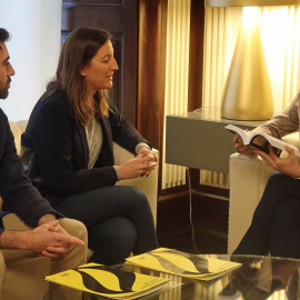 El president del Parlament, Roger Torrent, amb la coordinadora d'Amnistia Internacional, Adriana Ribas, i el responsable de relacions institucionals d'AI Catalunya, Eduard Martínez.