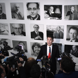 El nuevo líder del Partido Socialista (PS) francés, Olivier Faure, posa para los medios antes de una rueda de prensa en la sede de la formación, junto a las fotos de anteriores líderes. AFP/STEPHANE DE SAKUTIN