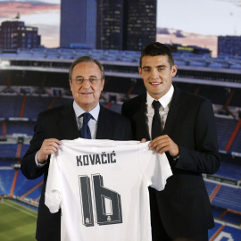 El mediocentro croata Mateo Kovacic acompañado por el presidente del Real Madrid, Florentino Pérez, durante su presentación como nuevo jugador del club blanco. EFE/Juan Carlos Hidalgo