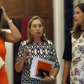 La presidenta de la Cámara Baja, Ana Pastor, falnqueada por a la vicepresidenta tercera de la Mesa del Congreso, Rosa María Romerom y la secretaria primera, Alicia Sánchez-Camacho, a su llegada a la reunión de la Mesa, en el Congreso de los