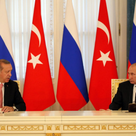 El presidente turco, Recep Tayyip Erdogan, y su homólogo ruso, Vladímir Putin, ofrecen una rueda de prensa conjunta durante su encuentro en el Palacio Konstantinovsky en Strelna a las afueras de San Petersburgo. EFE/Anatoly Maltsev