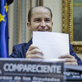 El secretario de Estado de Empleo, Juan Pablo Riesgo, detalla las principales líneas del proyecto de ley de presupuestos para el próximo año durante su comparecencia hoy ante la comisión de Presupuestos del Congreso. EFE/Emilio Naranjo