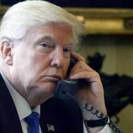 28/01/2017 - El presidente estadounidense, Donald Trump, hablando por teléfono. / REUTERS