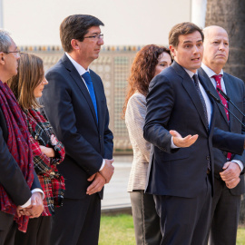 El líder de Ciudadanos, Albert Rivera, durante la presentación en Sevilla de los cinco consejeros de su partido que formarán parte del Ejecutivo andaluz tras darlo a conocer en rueda de prensa el presidente de la Junta de Andalucía, Juanma 