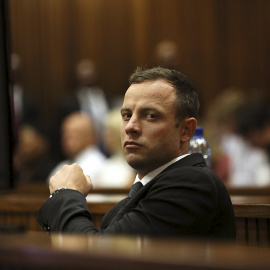 El condenado por asesinato de su novia, Óscar Pistorius. EFE