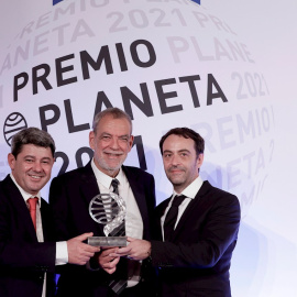 Los guionistas y escritores Antonio Mercero, Jorge Díaz y Agustín Martínez, autores de la novela 'La Bestia', tras recibir el Premio Planeta de Novela.