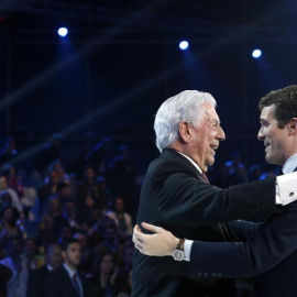 El presidente del PP, Pablo Casado (d), felicita al premio Nobel de Literatura, el peruano Mario Vargas Llosa (i), al término de su intervención durante la segunda jornada de la Convención Nacional del Partido Popular que se celebra hasta m