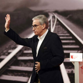 El eurodiputado Ramón Jauregui, al término de su interveción donde ha anunciado que deja la política. | LUIS TEJIDO (EFE)