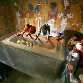 La momia del rey más famoso de Egipto, cubierta con una sábana de lino, para evitar cualquier daño sobre los restos. REUTERS