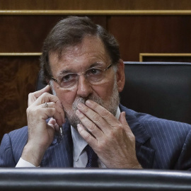 El presidente del Gobierno, Mariano Rajoy, durante el pleno del Congreso donde hoy se debate el tercer programa de ayudas a Grecia y la contribución española, cifrada en 10.148 millones de euros. EFE/Emilio Naranjo