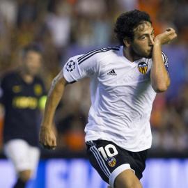 El centropcampista del Valencia CF Dani Parejo celebra su gol, segundo de su equipo ante el AS Monaco, durante el partido de ida de la eliminatoria previa de Liga de Campeones que se juega esta noche en el campo de Mestalla, en Valencia. EF