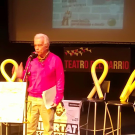 L'advocat Carlos Vila durant la seva intervenció en l'acte de 'Madrileñ@s por el derecho a decidir', al Teatro del Barrio, a Lavapiés / J.P.