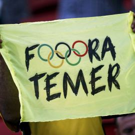 Un manifestando portando una pancarta contra el presidente interino con el mensaje 'Fuera Temer'. REUTERS/Ueslei Marcelino