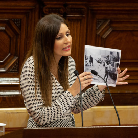 La portavoz de Ciudadanos en el Senado y portavoz en el Parlament, Lorena Roldán, muestra una fotografía del atentado de ETA en la casa cuartel de Vic, durante su intervención en el debate sobre política general. E.P./David Zorrakino