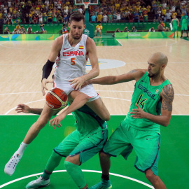 Rudy Fernández, entre Lima y Marquinhos durante el partido. REUTERS/Jim Young