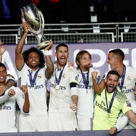 Ramos y Marcelo levantan el trofeo de la Supercopa de Europa que ha conquistado el Real Madrid. /EFE