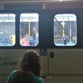 Imagen del autobús tras el asalto./ AFP