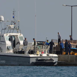 Guardacostas griegos recogen los cadáveres de los refugiados. | REUTERS