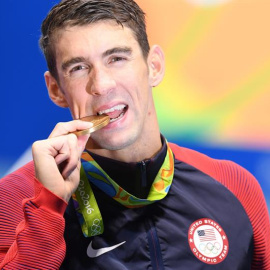 Michael Phelps posa con una de sus medallas de oro./ EFE
