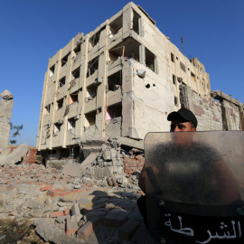 Un agente de policía egipcio junto al edificio donde ha estallado una bomba colocada por el Estado Islámico. REUTERS/Mohamed Abd El Ghany