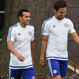 Pedro, junto a Cesc Fàbregas, en su primer entrenamiento con el Chelsea. - CHELSEA FC