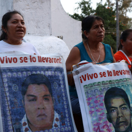 Madres de tres de los 43 estudiantes desaparecidos de Ayotzinapa, en una protesta el pasado 23 de septiembre de 2019.EFE/ Francisca Meza
