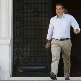 El primer ministro de Grecia, Alexis Tripras, a la salida de la reunión con su Gabinete.- REUTERS