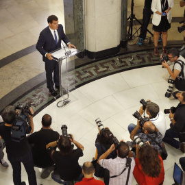 El líder de Cuidadanos, Albert Rivera, durante su comparecencia ante los medios tras la reunión que celebró con el presidente del Gobierno en funciones, Mariano Rajoy, en el Congreso de los Diputados.EFE/Mariscal