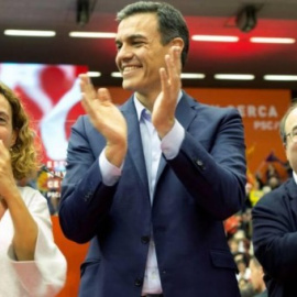 El líder socialista, Pedro Sánchez, amb la cap de llista per Barcelona, Meritxell Batet, i el primer secretari del PSC, Miquel Iceta, en un miting a Barcelona a la campanya de les eleccions generals del 28-A. EFE