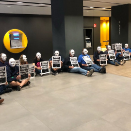 Ocupació d'una oficina de CaixaBank a Vilafranca del Penedès pel moviment Tsunami Democràtic. @tsunami_dem